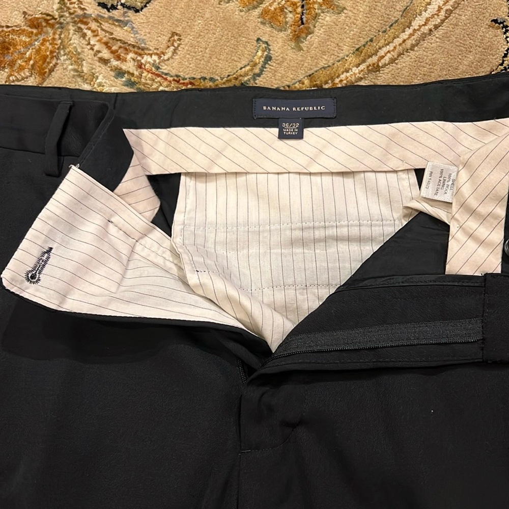 Men’s Banana Republic dress pants, straight/full leg, black 100% wool.